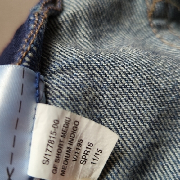 Gap Denim Shorts Girlfriend Short Medium Indigo Size 24 Distressed - Picture 11 of 12